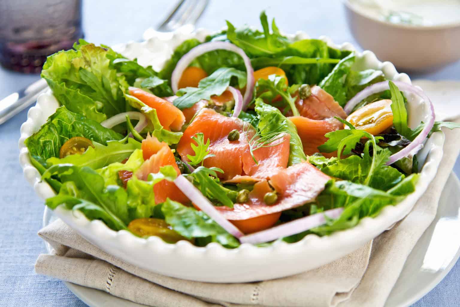 Món Salad cá hồi là sự kết hợp tuyệt vời giữa cá hồi và rau củ quả Món Salad cá hồi là sự kết hợp tuyệt vời giữa cá hồi và rau củ quả